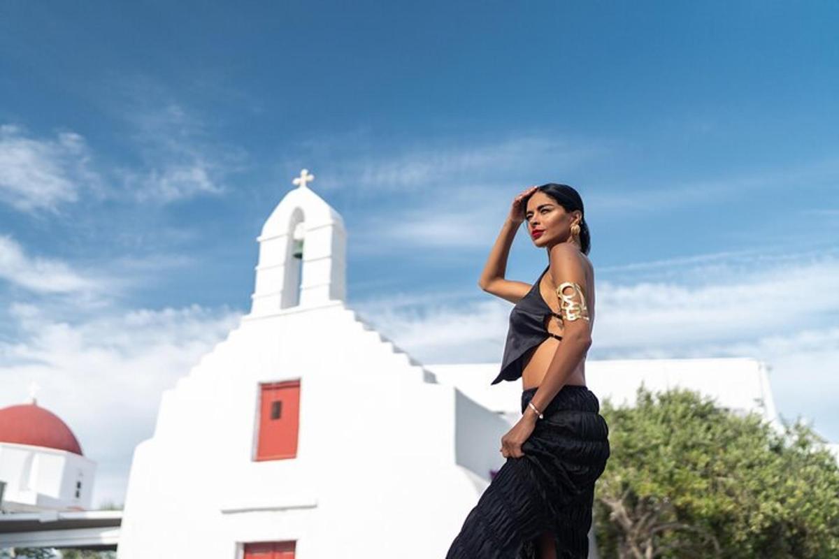 uma mulher em pé em frente a uma igreja branca