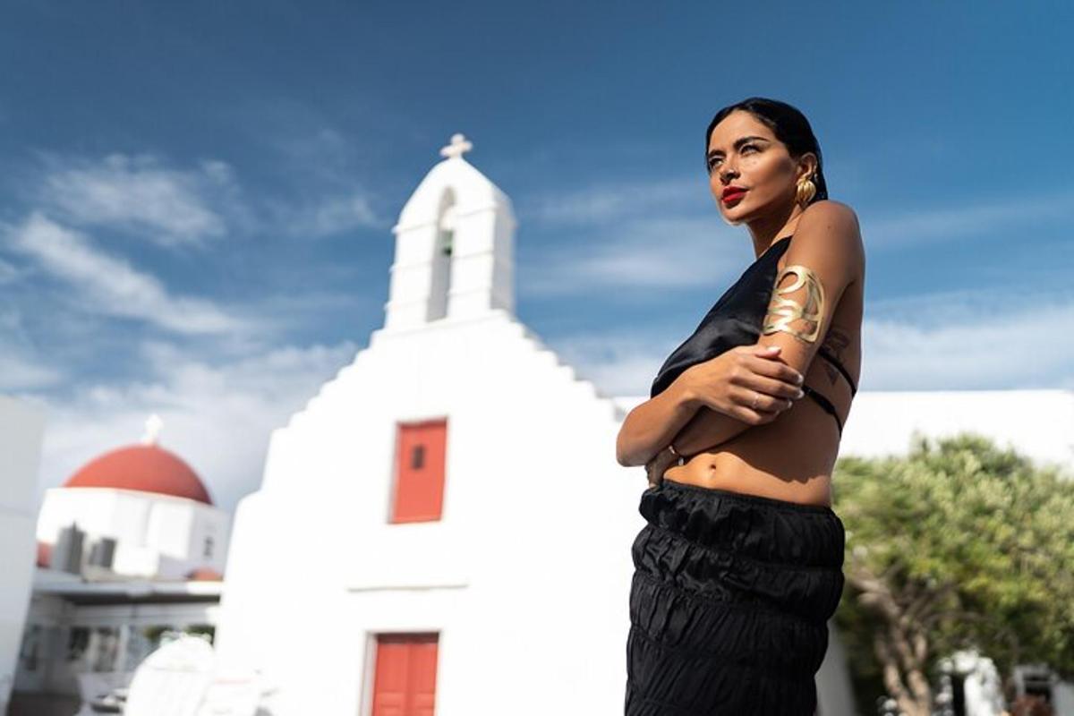 uma mulher em pé em frente a uma igreja branca