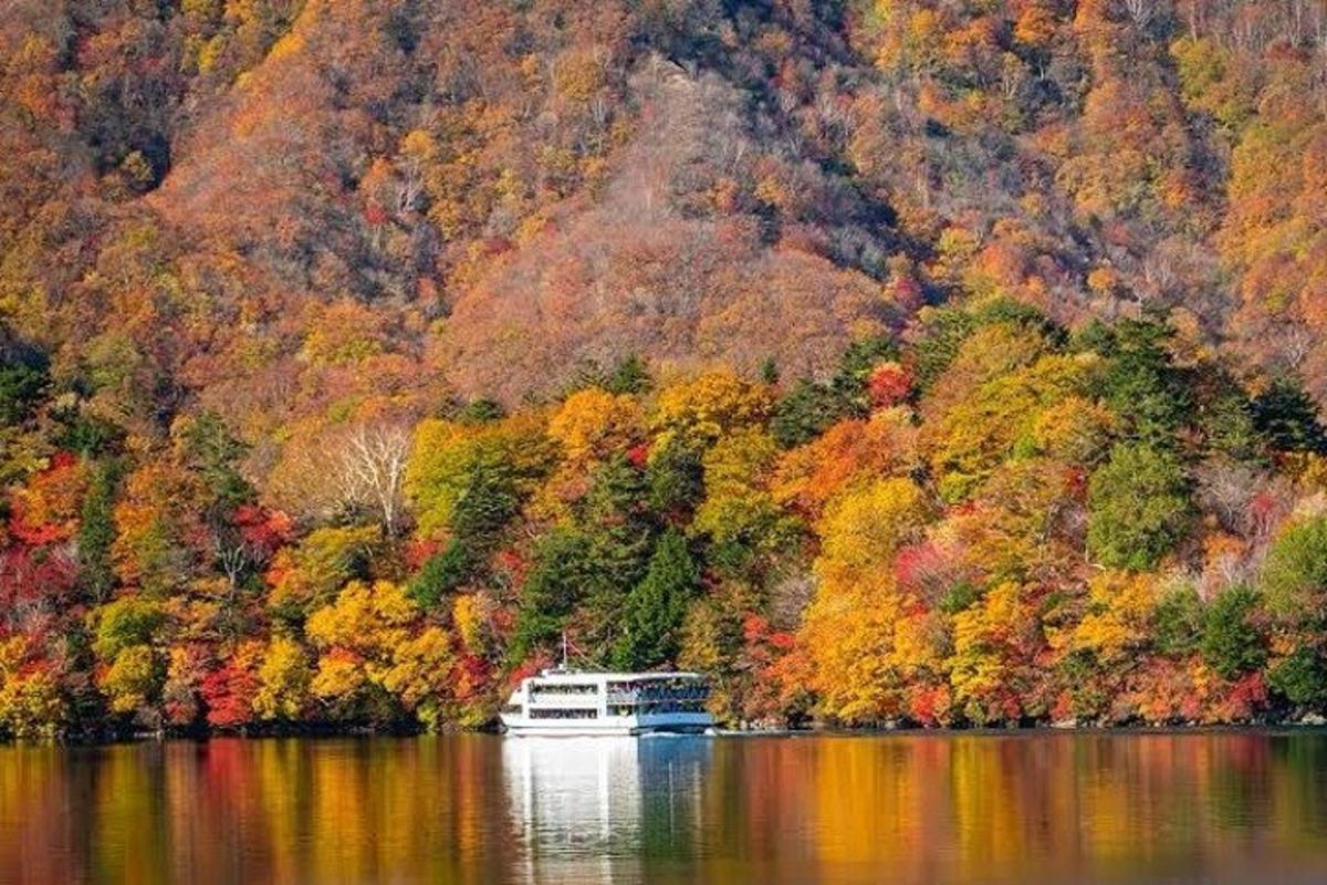 un barco en un lago frente a una montaña