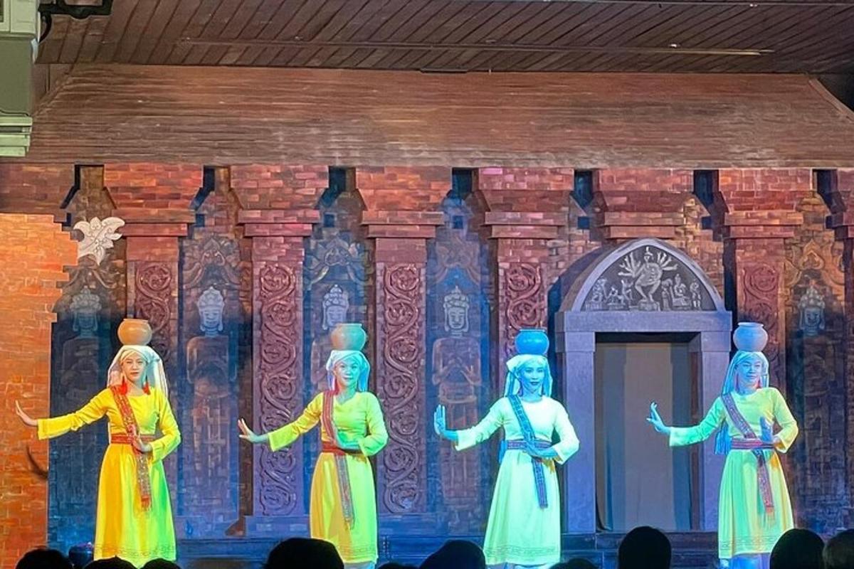 Un grupo de mujeres de pie en un escenario