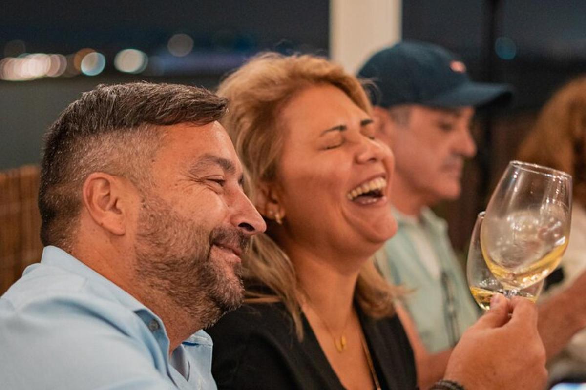 muž a žena držící sklenici vína