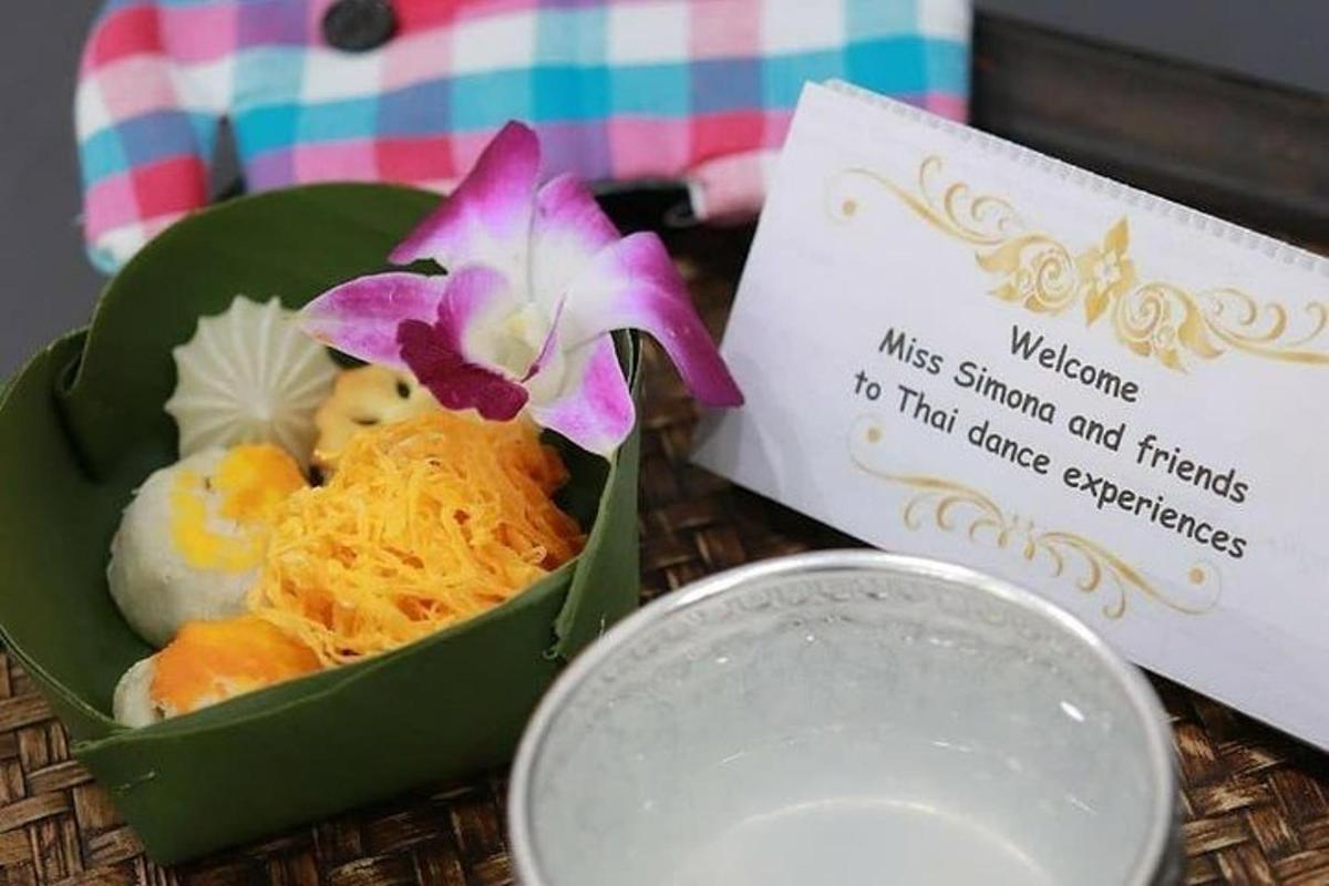 một hộp đựng thức ăn màu xanh lá cây đặt cạnh một biển báo