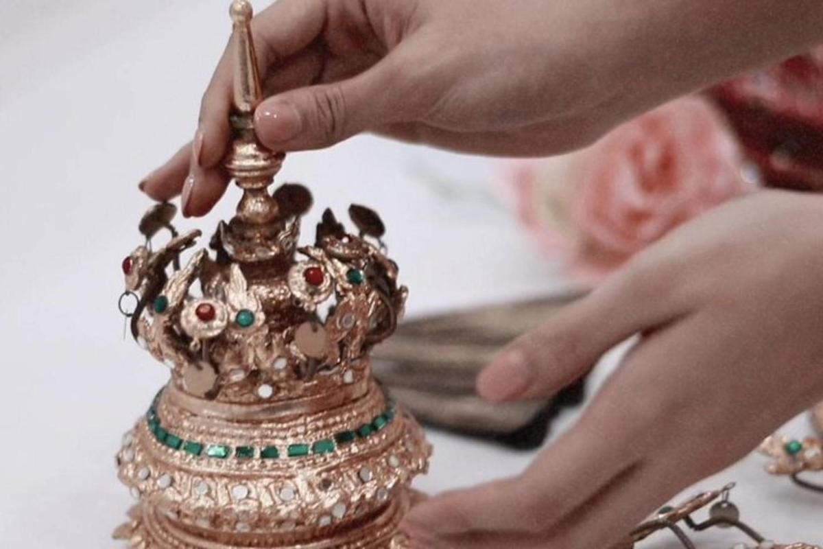 một người đang làm vương miện trên bàn