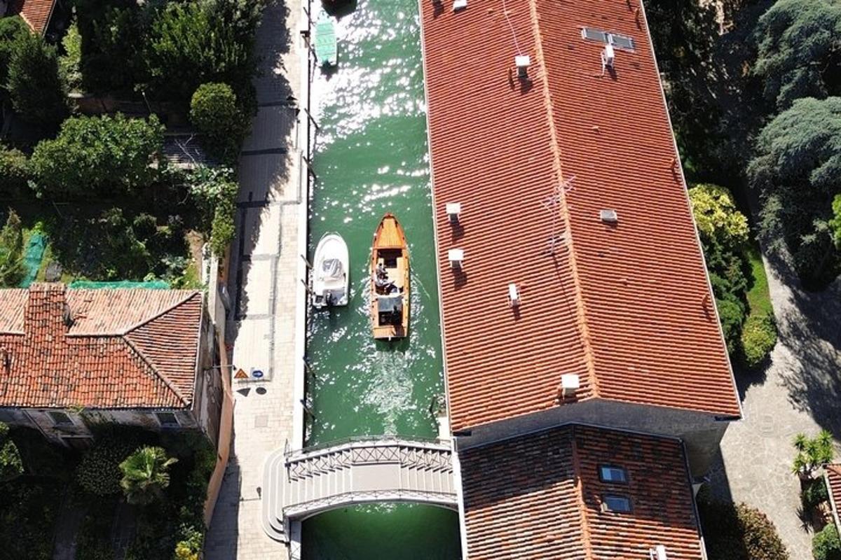 una vista aerea di una casa con un'auto sopra