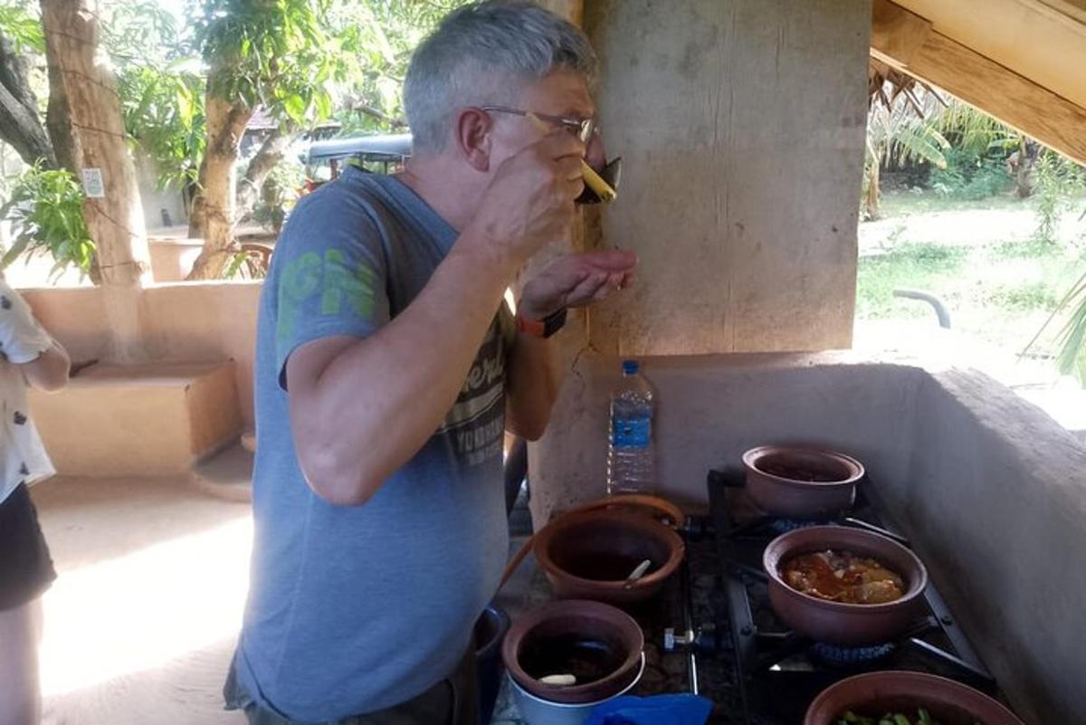 mees pliidi ees toitu söömas