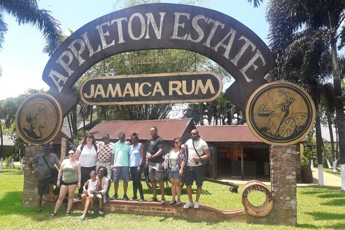 Hópur fólks stendur undir skilti við innganginn að Jamaica Run