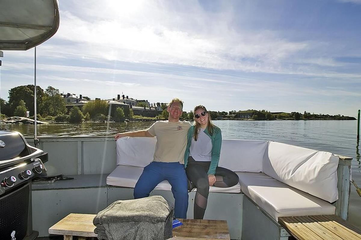 um homem e uma mulher sentados na parte de trás de um barco
