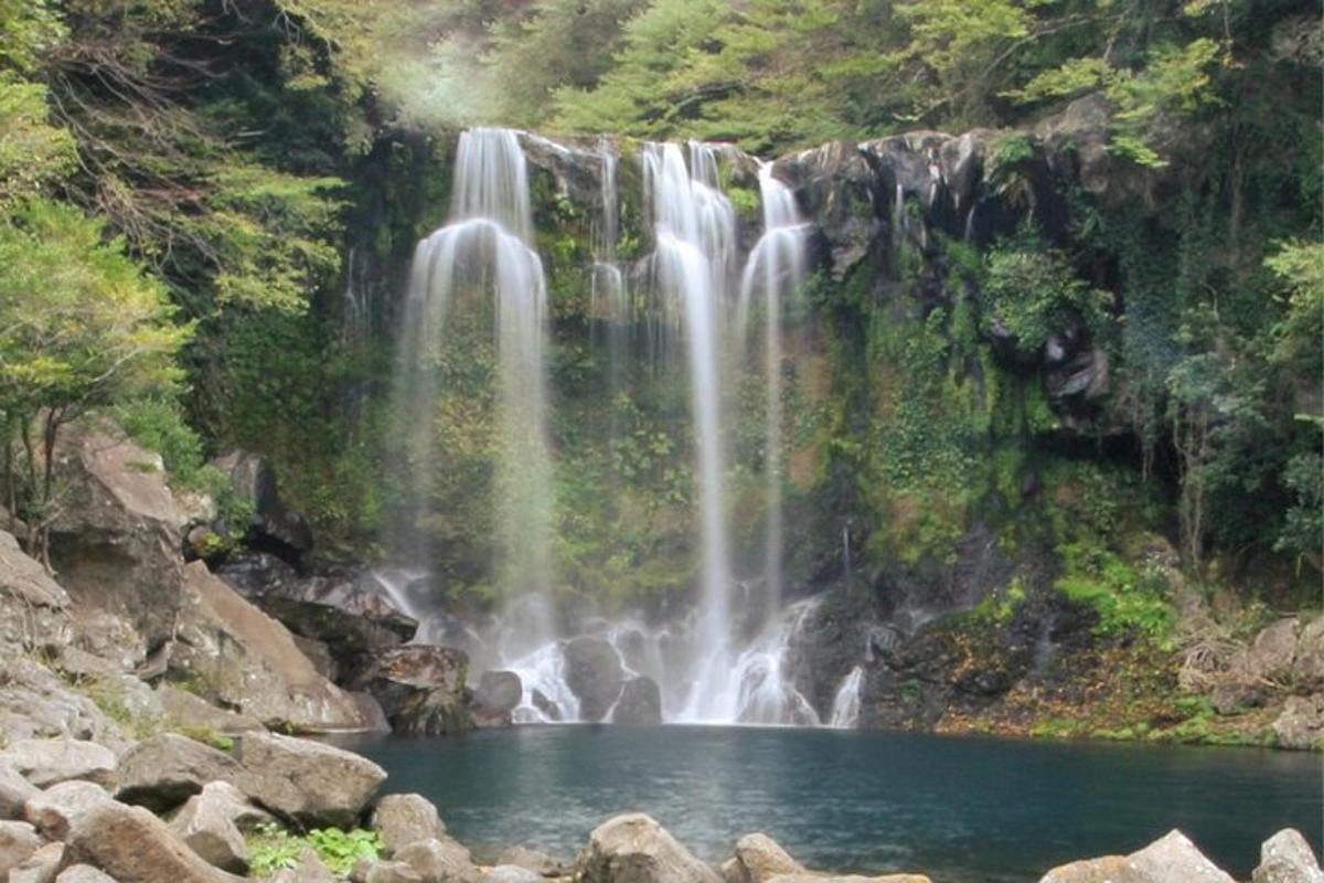 air terjun dengan kolam air di hadapan sungai