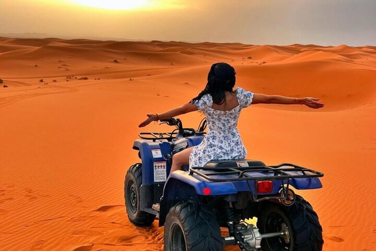 una donna in sella a un quad nel deserto