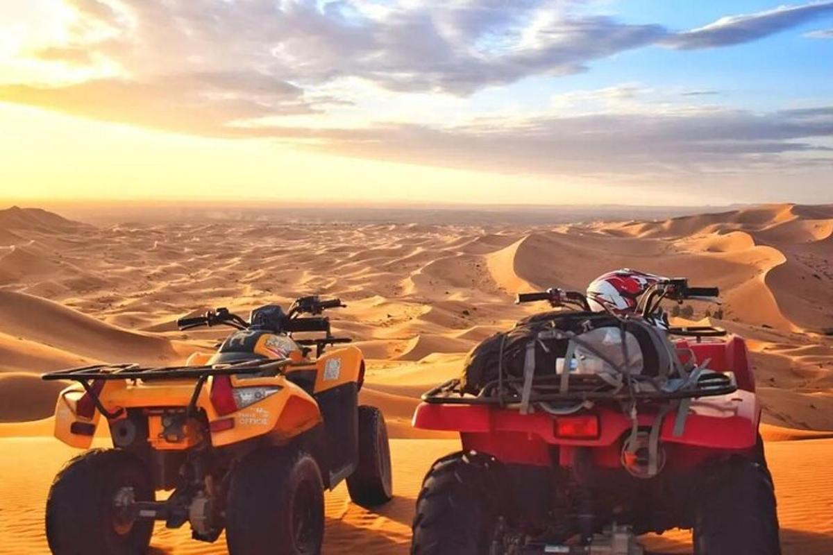 due persone che guidano quad nel deserto