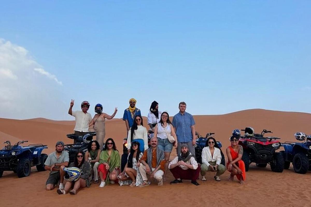 un gruppo di persone in posa per una foto nel deserto