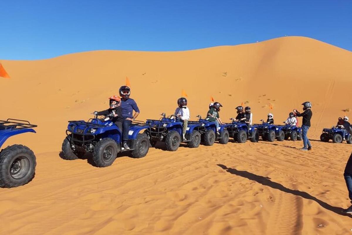un gruppo di persone su quad nel deserto