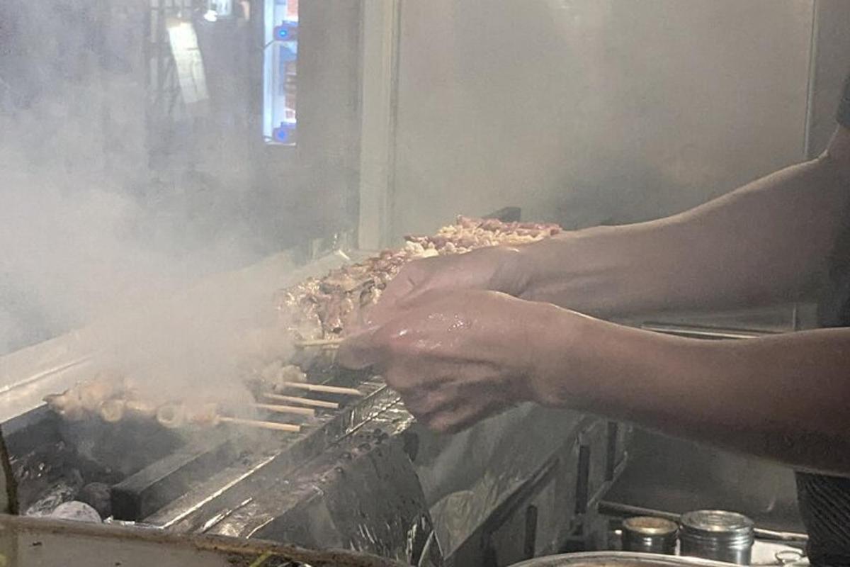 henkilö grillaa ruokaa