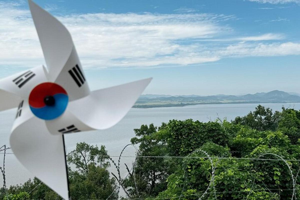 Una escultura blanca de un avión con vista al agua.