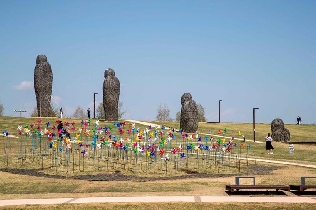 Un parque con un montón de banderas de colores