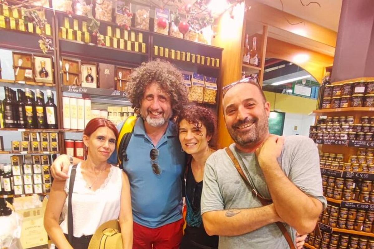 un grup de persones posant per a una foto en una botiga