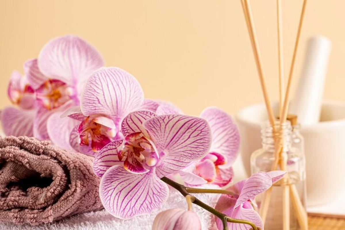 un mazzo di orchidee rosa appoggiate su un tavolo
