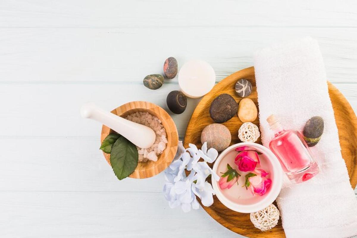un piatto di legno con una ciotola di cibo e articoli da spa