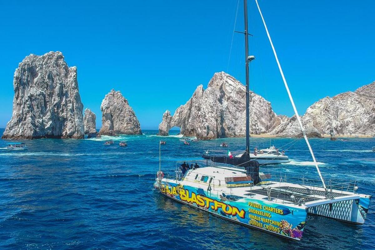 μια βάρκα στο νερό με βράχους στο φόντο