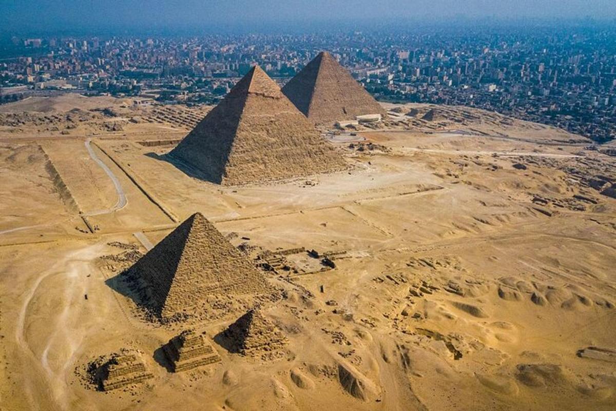 una vista aèria de les piràmides al desert