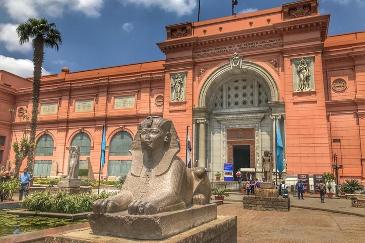 un grande edificio con una statua di fronte