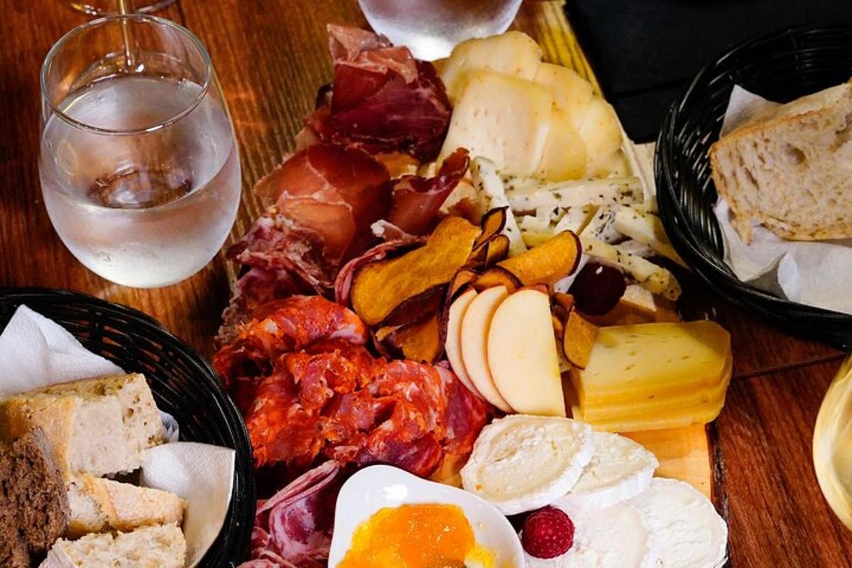 miza s krožniki hrane in kozarcem vina