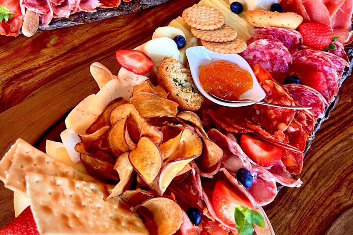 một khay đựng nhiều loại đồ ăn nhẹ khác nhau trên bàn