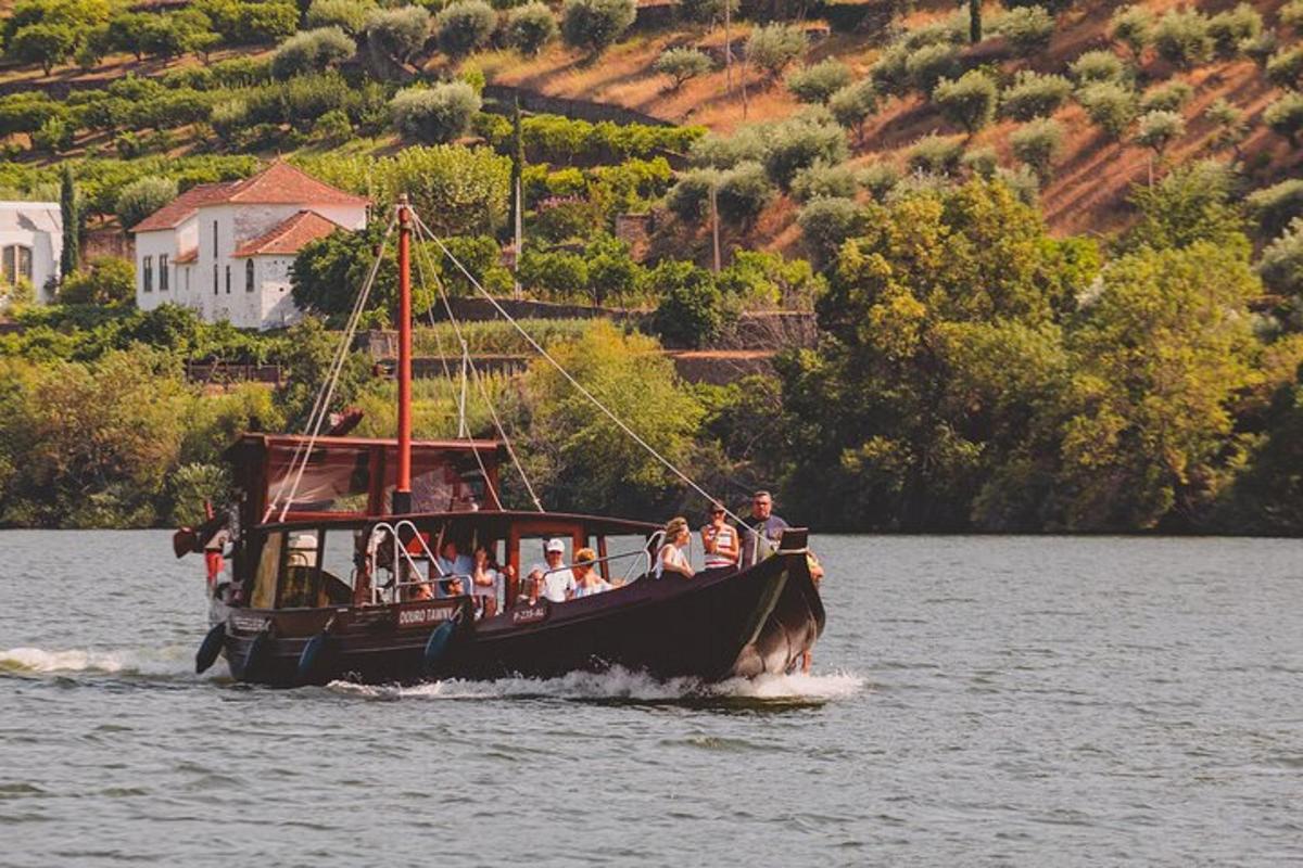 un gruppo di persone su una barca in acqua