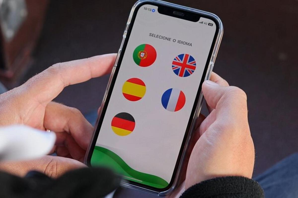 una persona che tiene in mano un telefono cellulare con le bandiere britanniche