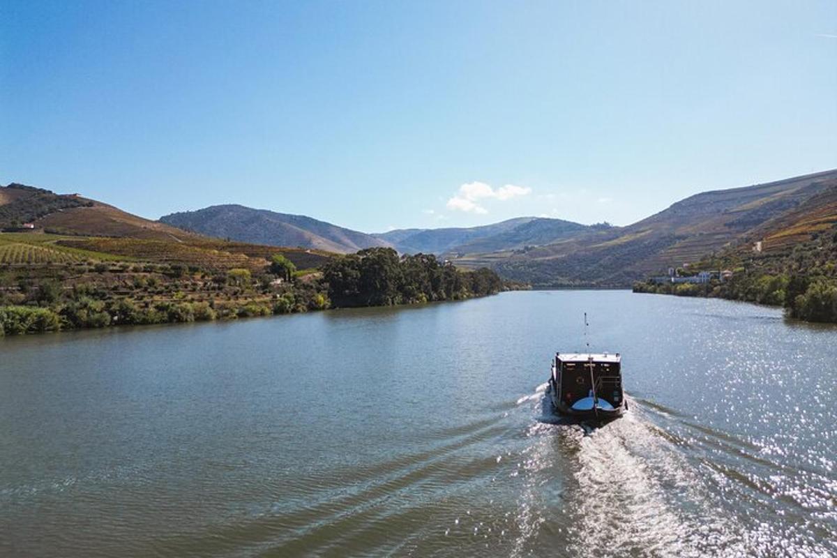 una barca su un fiume con le montagne sullo sfondo