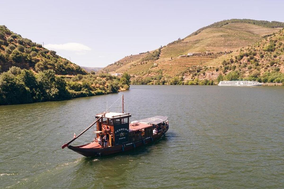 una piccola barca in mezzo a un fiume