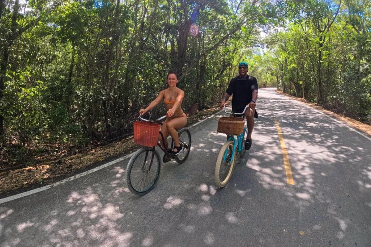 Un hombre y una mujer andan en bicicleta por una calle