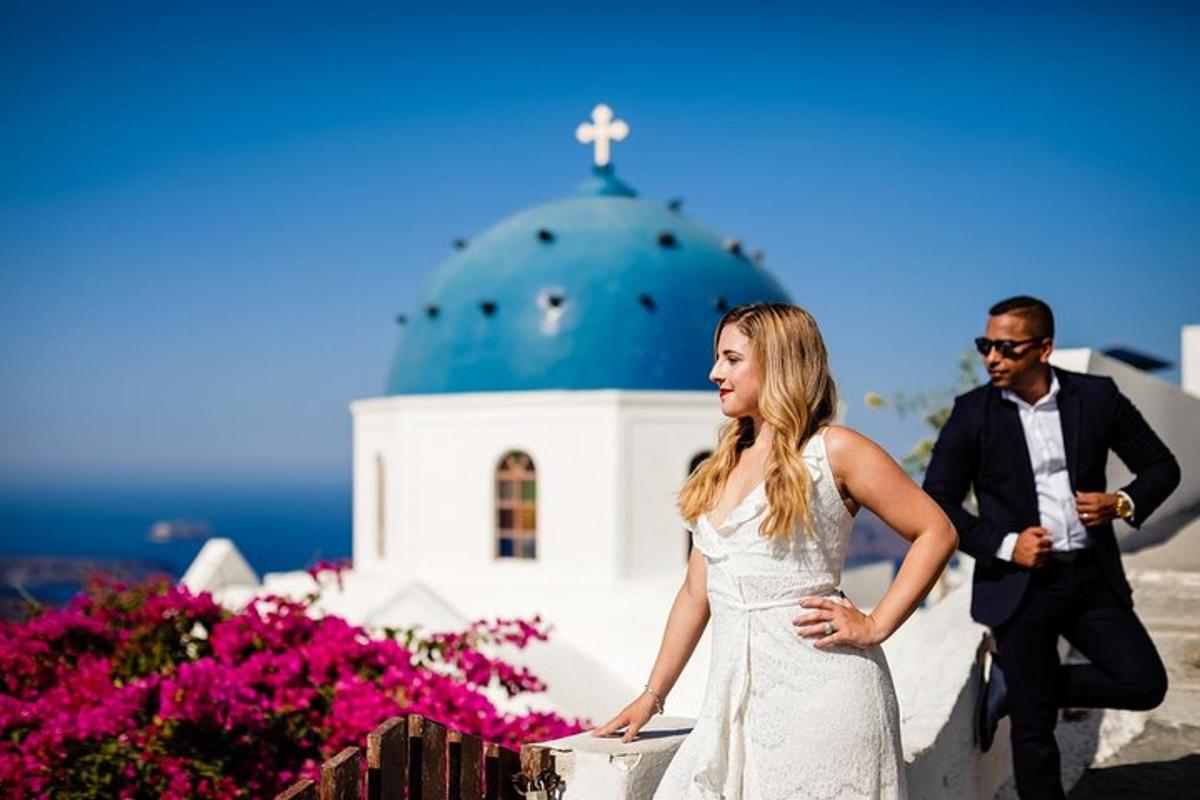 una sposa e uno sposo che camminano davanti a una chiesa