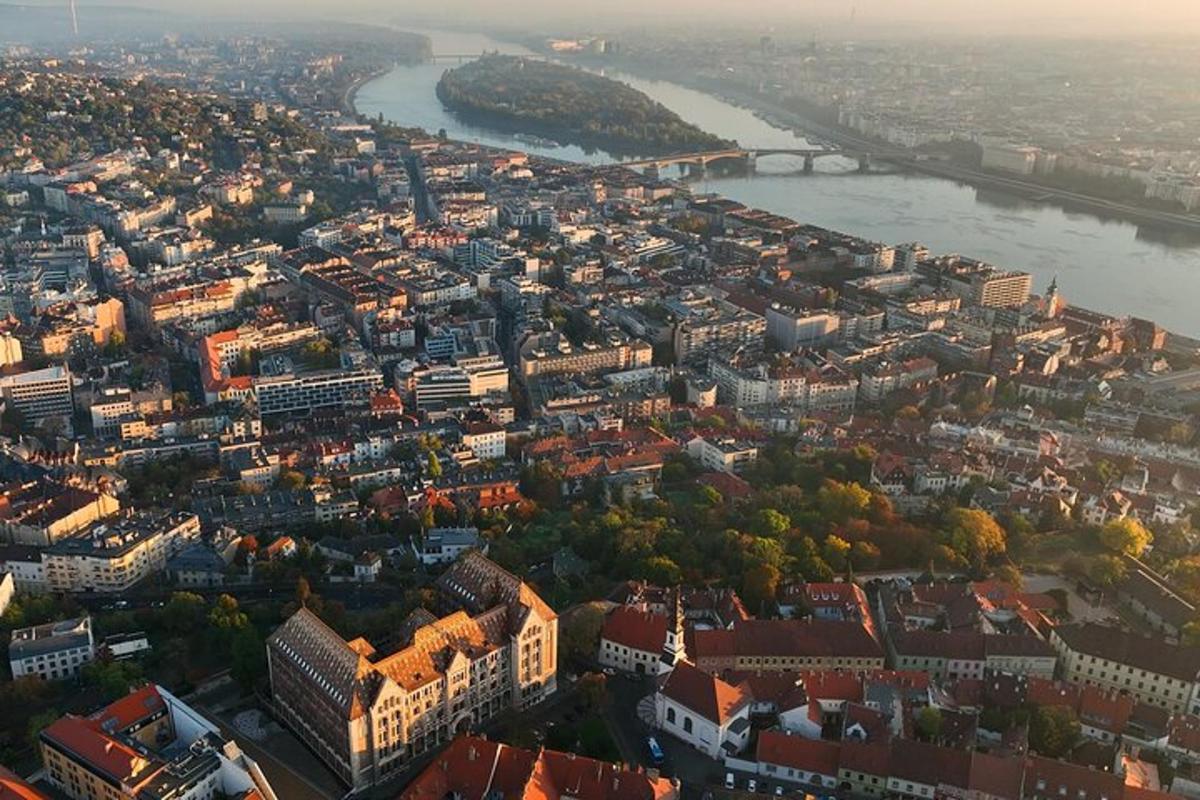 zračni pogled na mesto z reko