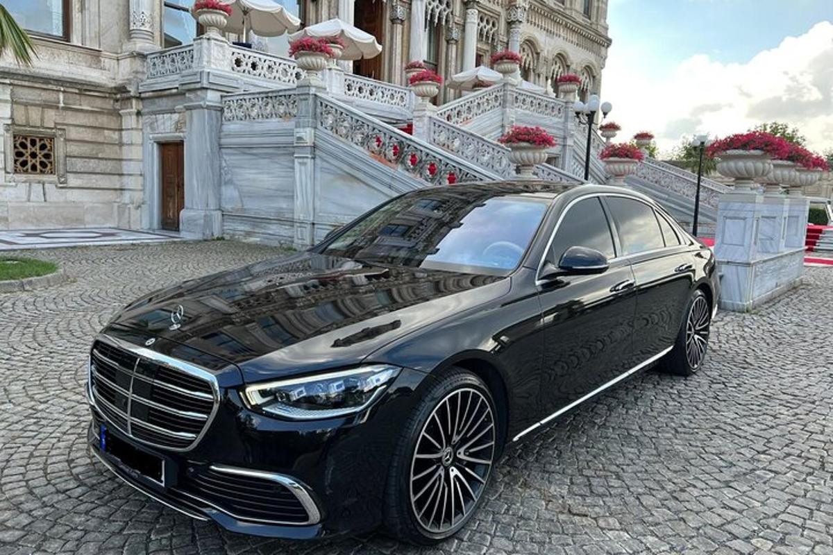 must auto pargitud hoone ette