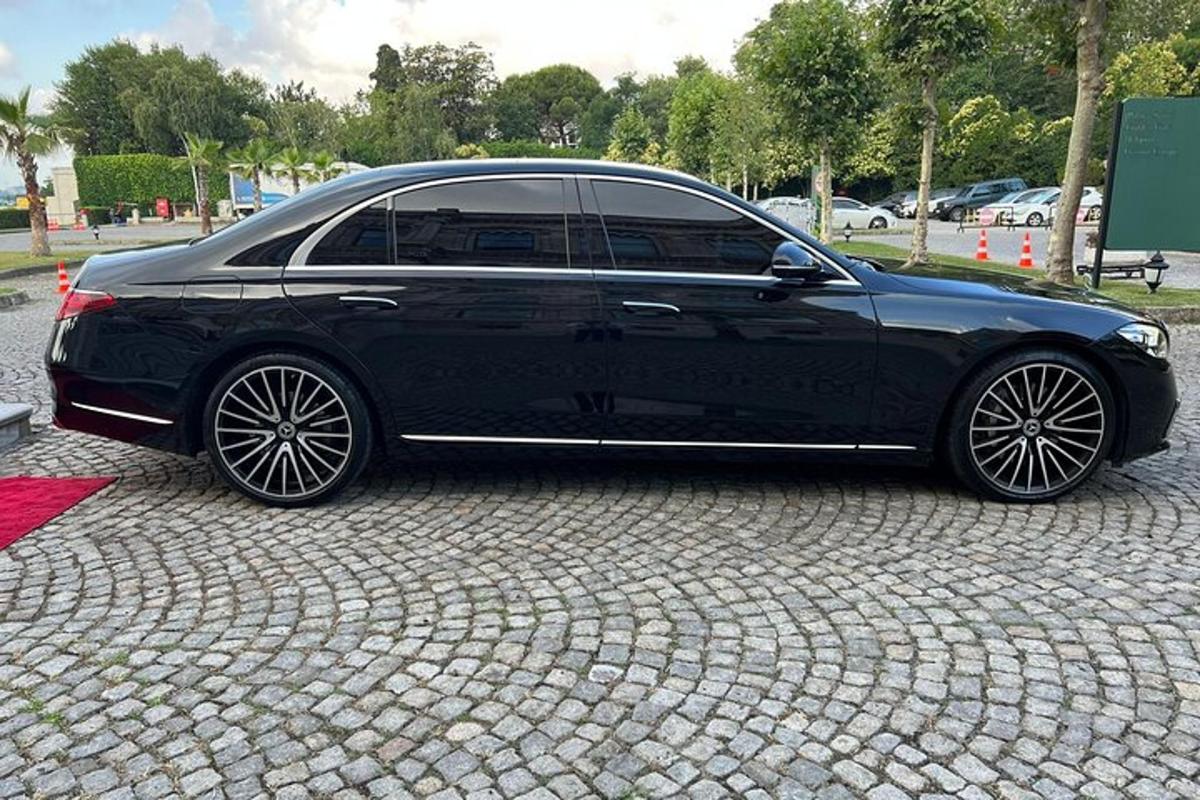 černé auto zaparkované na cihlové silnici