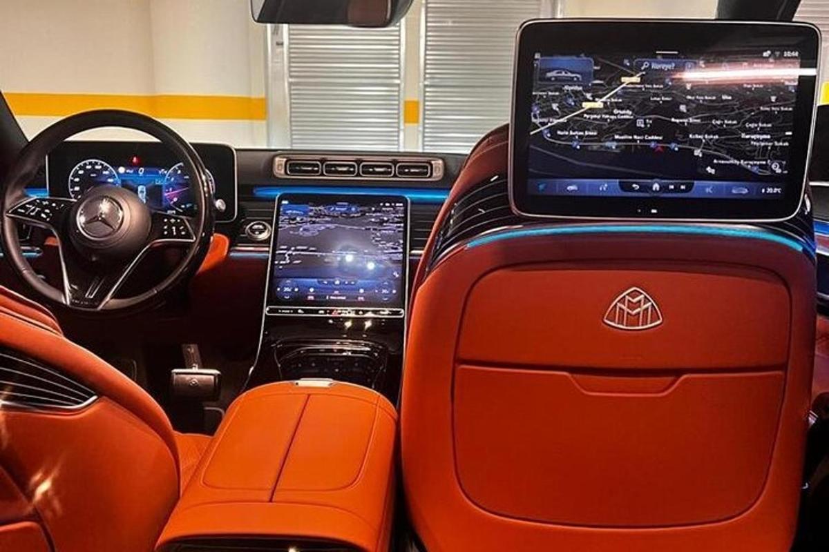 pohled na auto s tabletem na palubní desce