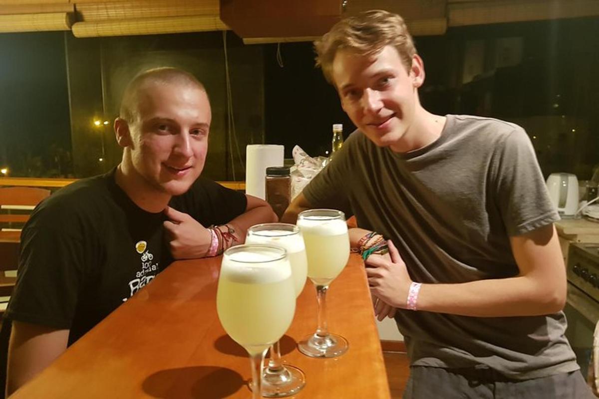 tveir sitja við borð með bjórglösum