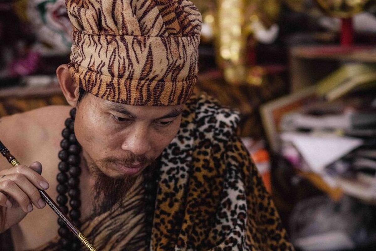 un uomo che indossa un turbante e tiene in mano una bacchetta