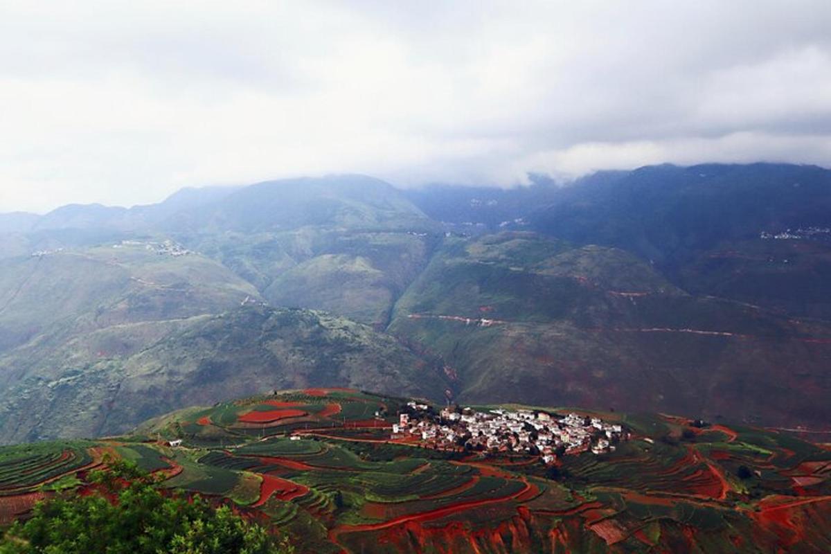 uma vista aérea de uma montanha com uma cidade nela