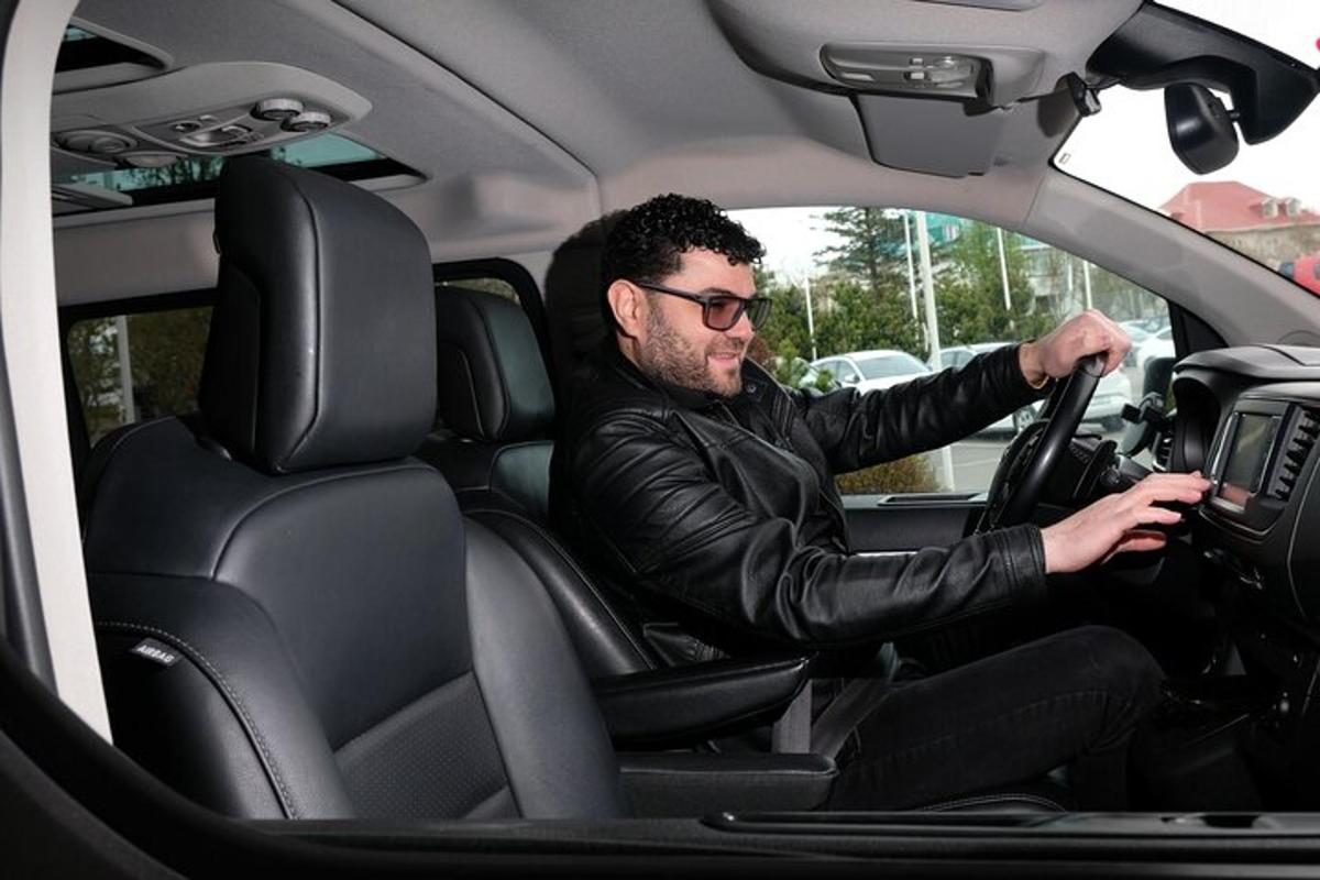 un hombre conduciendo un coche