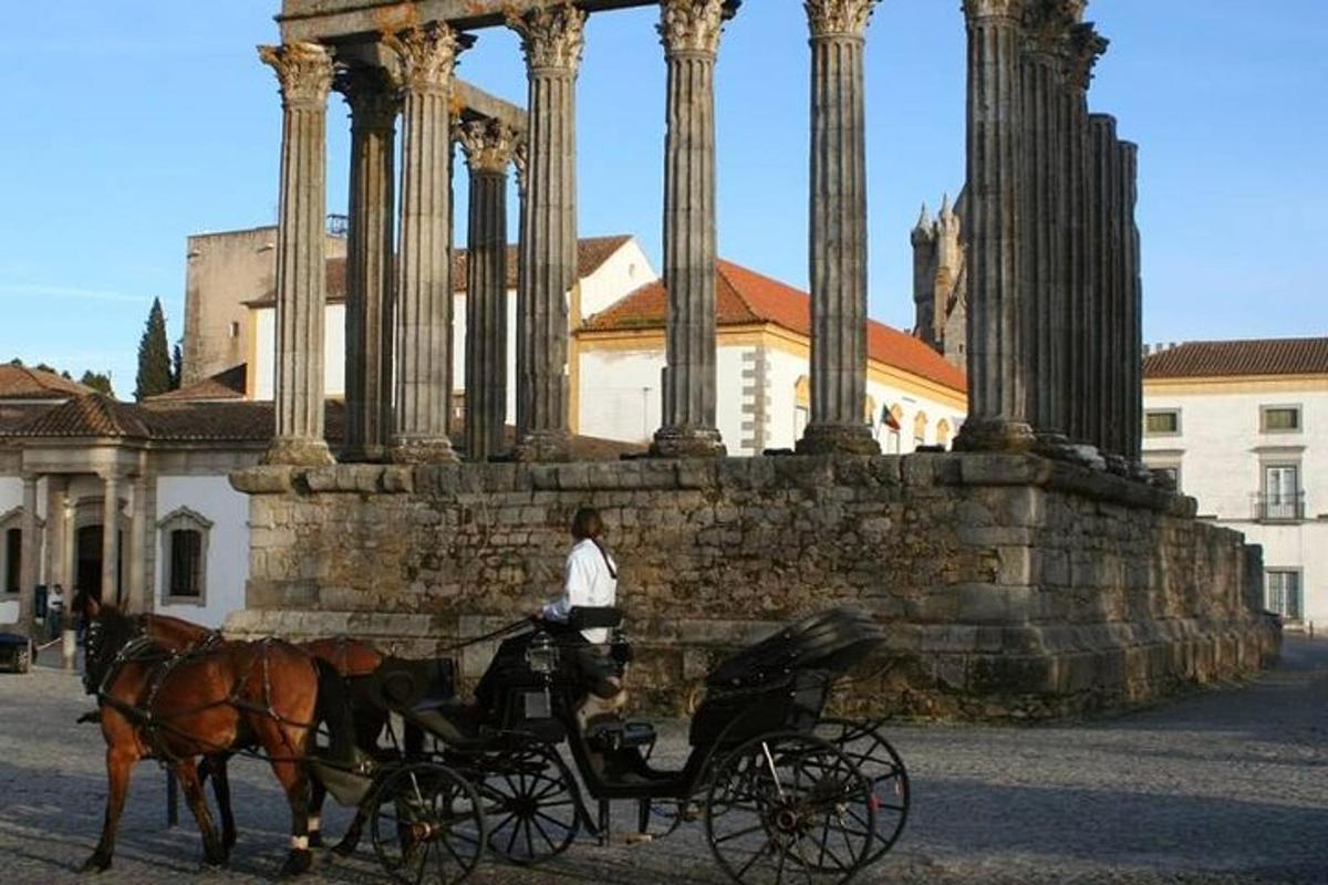 μια άμαξα με άλογα μπροστά από ένα κτίριο