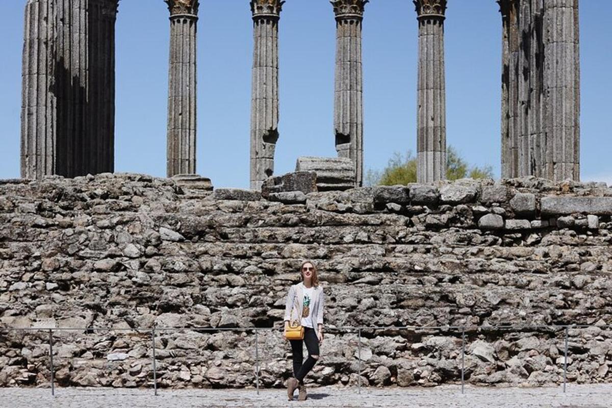 μια γυναίκα που στέκεται μπροστά σε έναν πέτρινο τοίχο