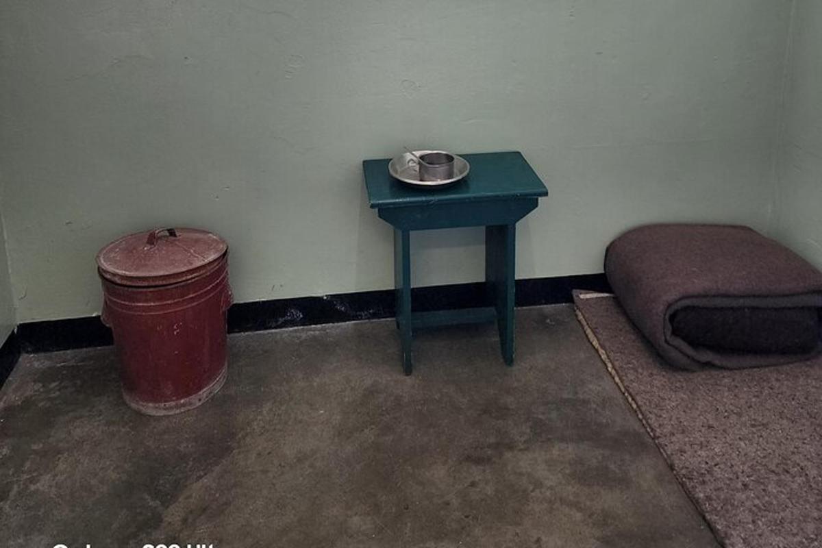 meja dengan mangkuk di atasnya bersebelahan dengan tong sampah