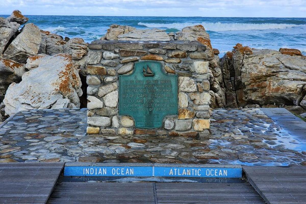 un cartello su un muro di pietra vicino all'oceano