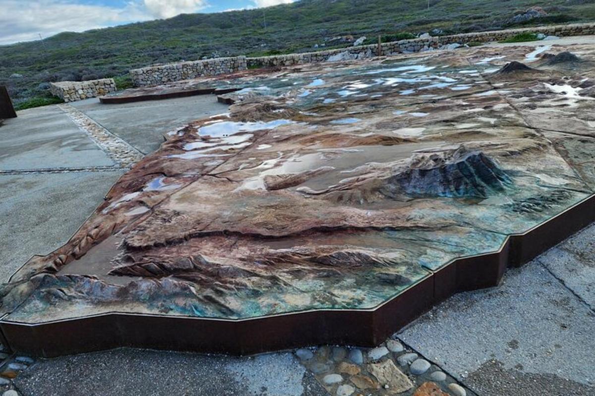 una grande lastra d'arte in cima a un edificio