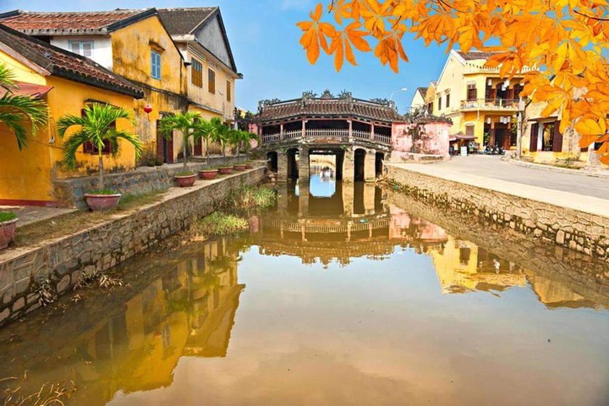 un fiume in una città con edifici e un ponte