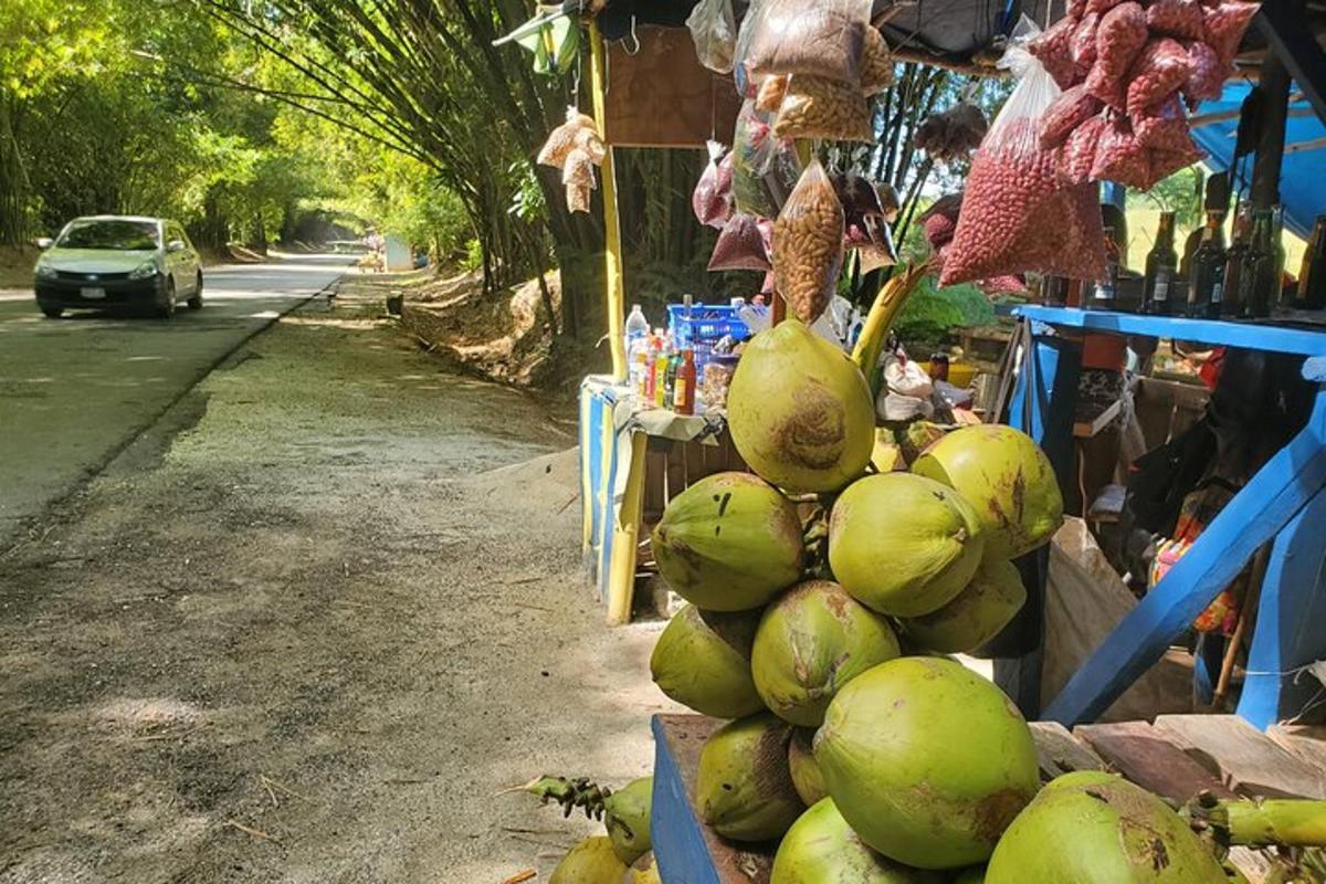 una pila di noci di cocco esposte in una bancarella di frutta