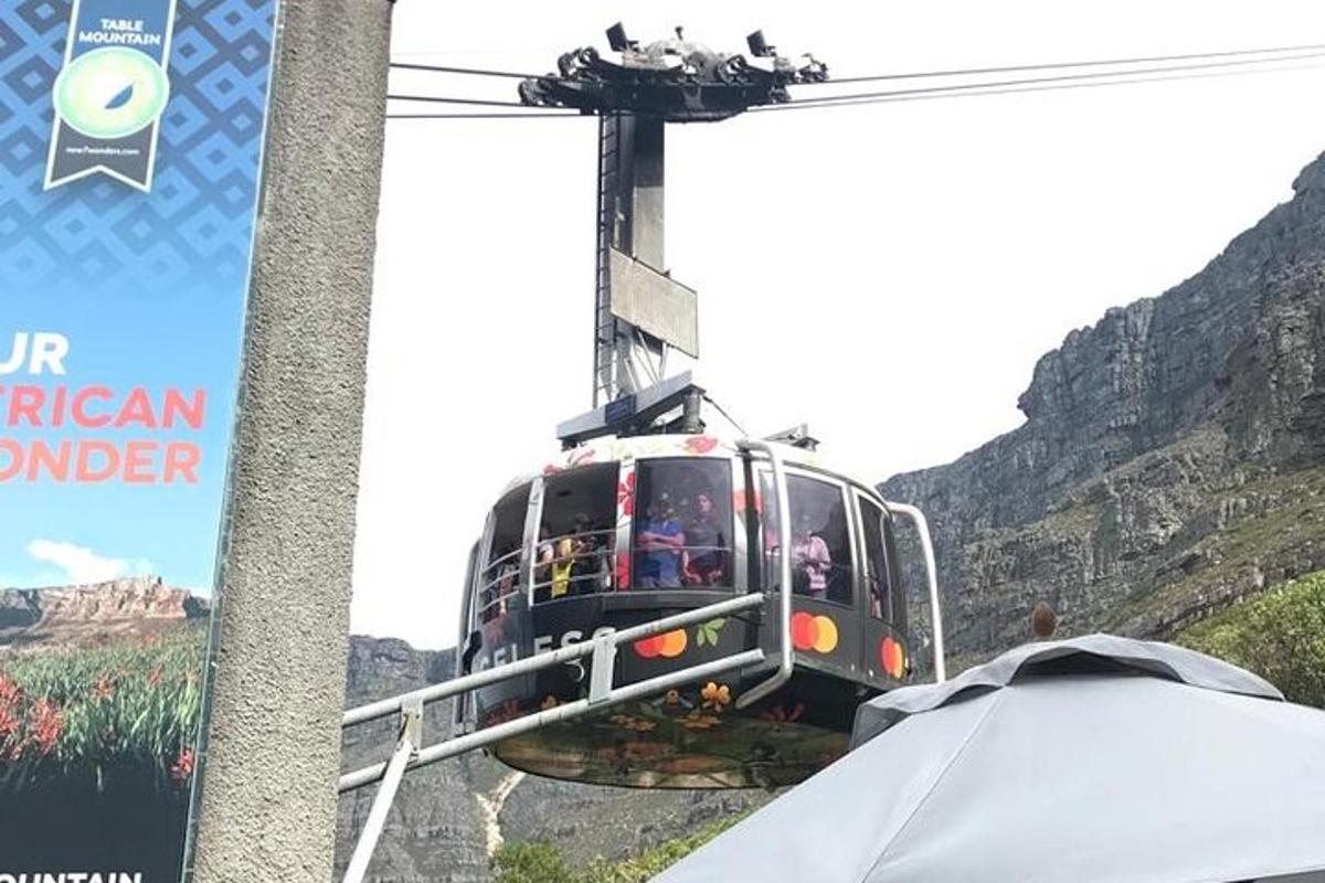 una funivia in montagna con gente a bordo