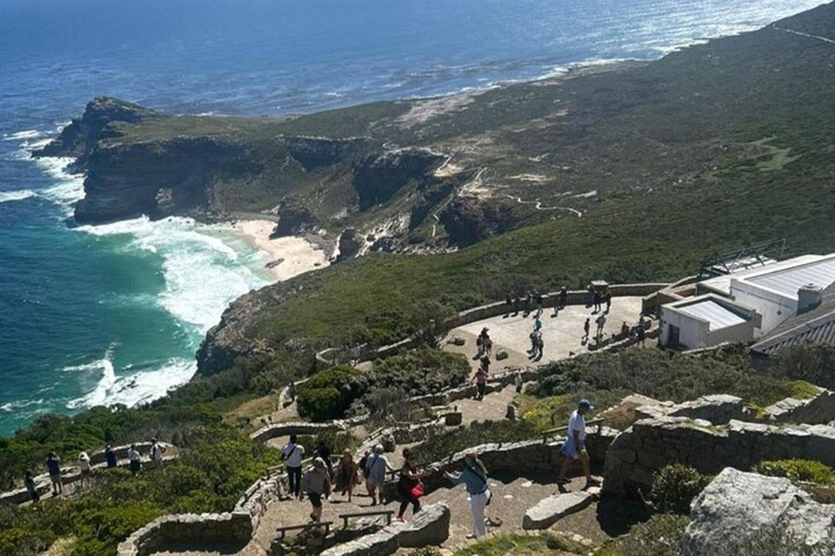 un gruppo di persone in piedi su una scogliera vicino all'oceano